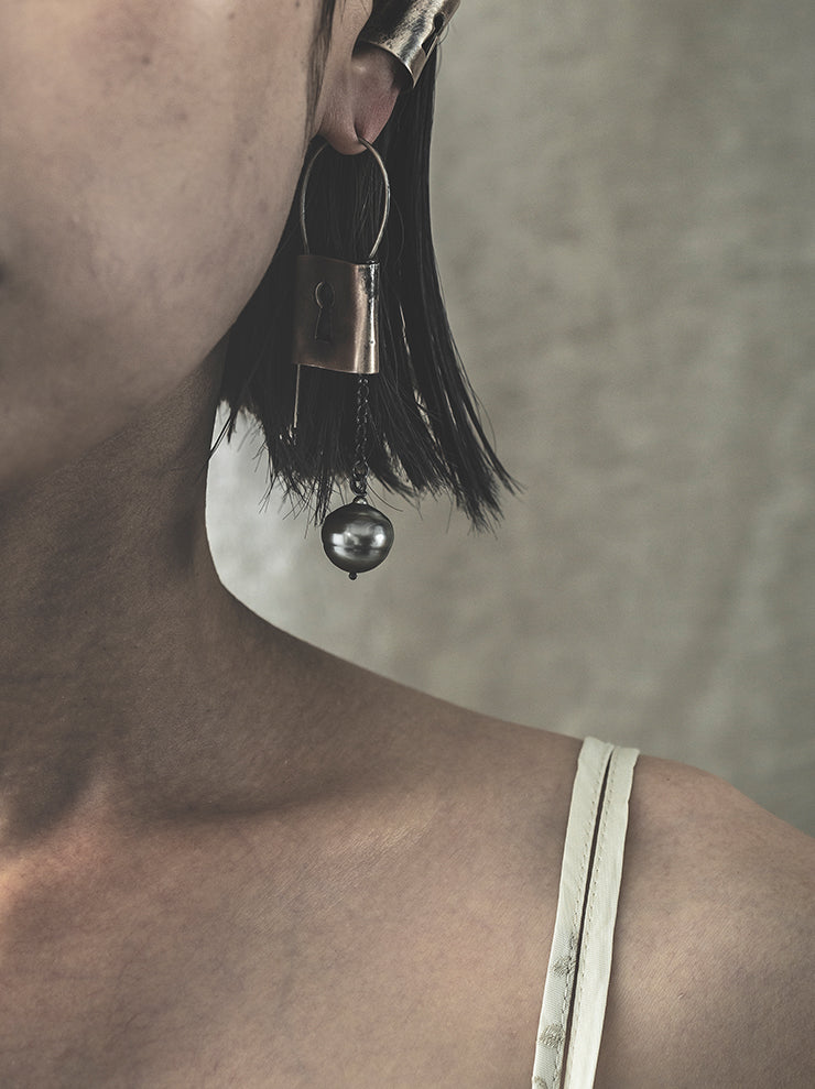 UMA WANG × DETAJ<br> KEYHOLE PINK SILVER EARRING / OXY-DYE PINK SILVER