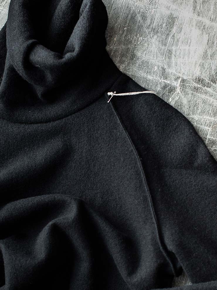 individual sentiments<br> UNISEX wool cashmere high neck tops / BLACK