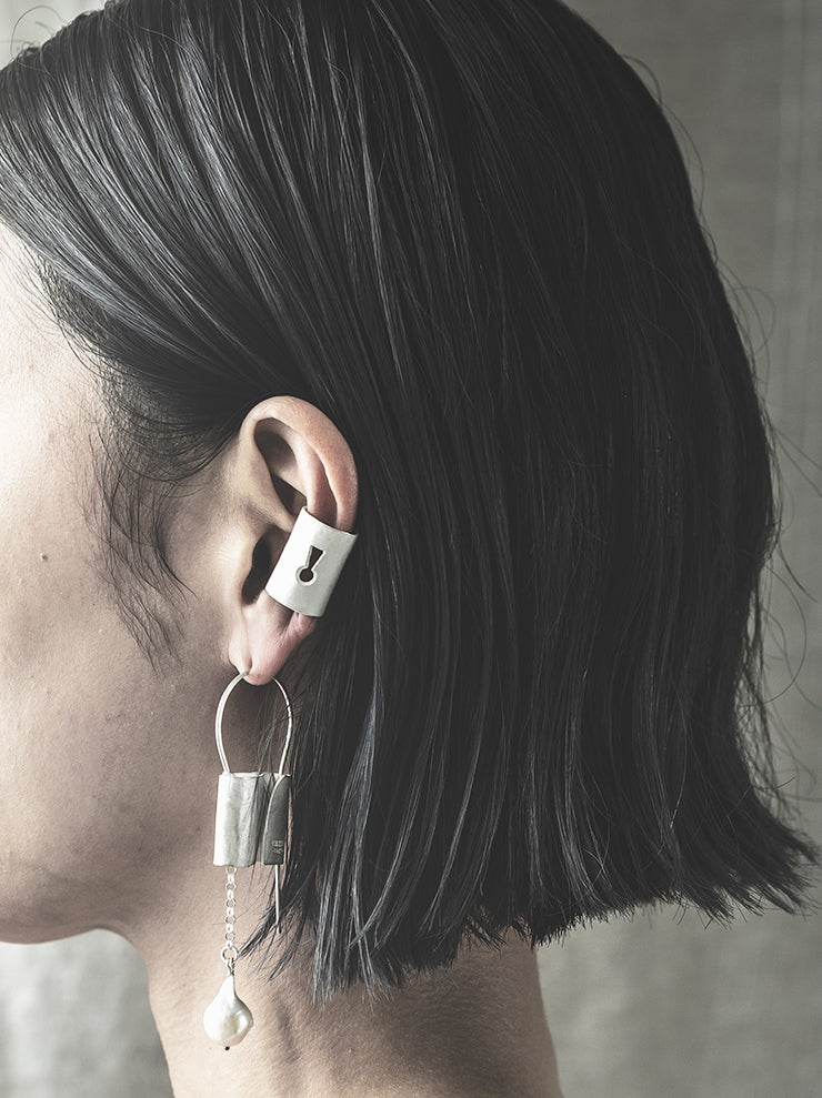 UMA WANG × DETAJ<br> KEYHOLE SILVER EAR CUFF / WHITE