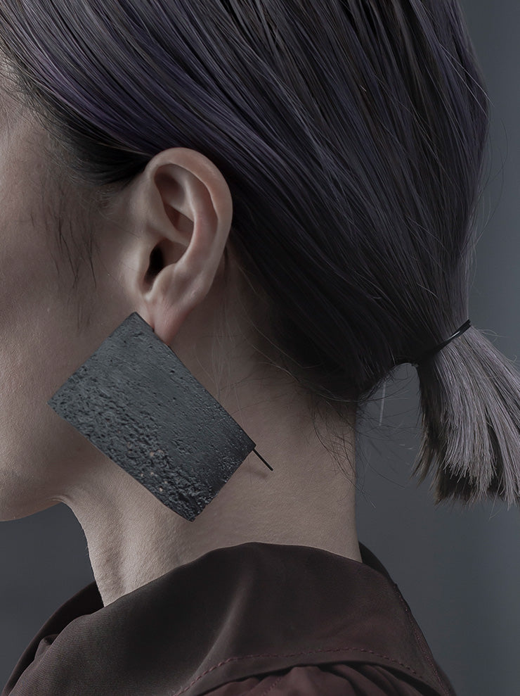 UMA WANG × DETAJ<br>CONCRETE SILVER EARRINGS / BLACK