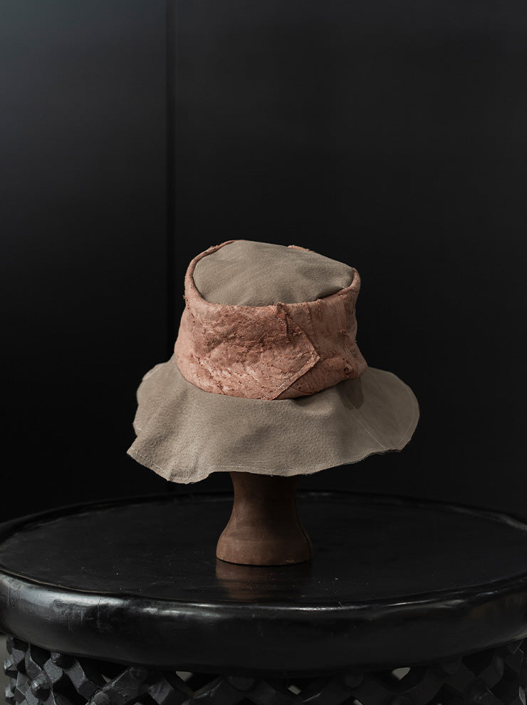 OLUBIYI THOMAS<br> UNISEX leather bucket hat / OFF WHITE × PINK