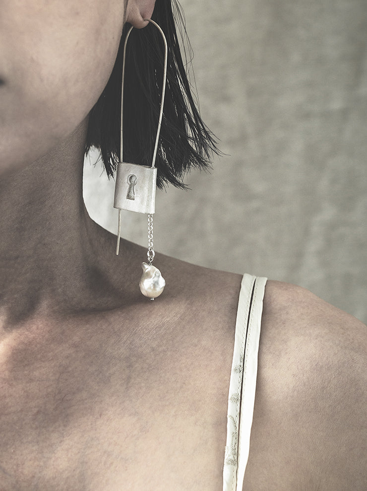 UMA WANG × DETAJ<br>KEYHOLE SILVER EARRING / WHITE