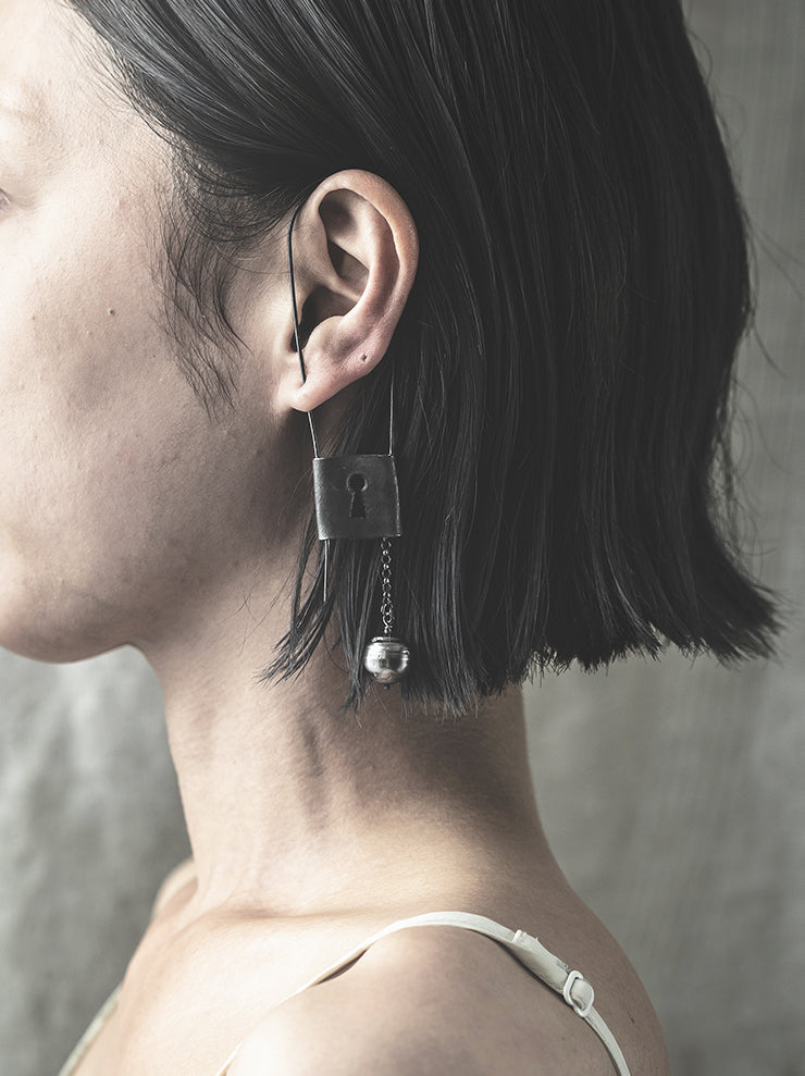 UMA WANG × DETAJ<br>KEYHOLE SILVER EARRING / BLACK