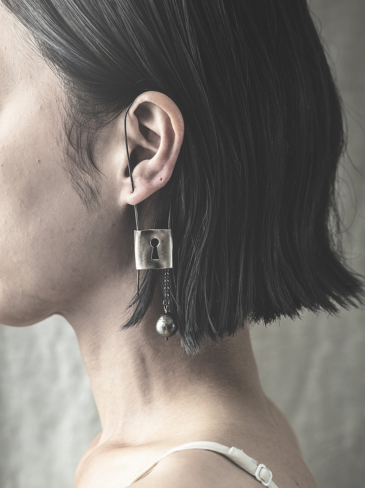 UMA WANG × DETAJ<br> KEYHOLE PINK SILVER EARRING / OXY-DYE PINK SILVER