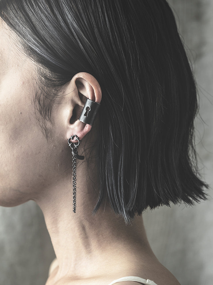 UMA WANG × DETAJ<br> KEYHOLE SILVER EAR CUFF / BLACK
