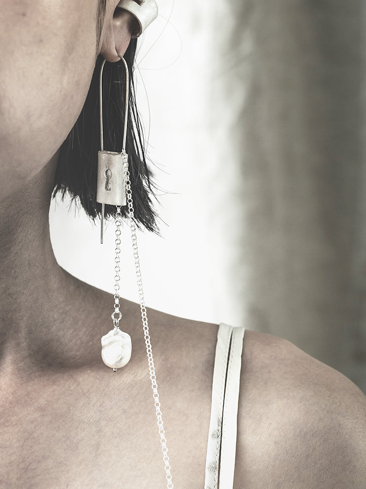 UMA WANG × DETAJ<br> KEYHOLE SILVER EARRING / WHITE