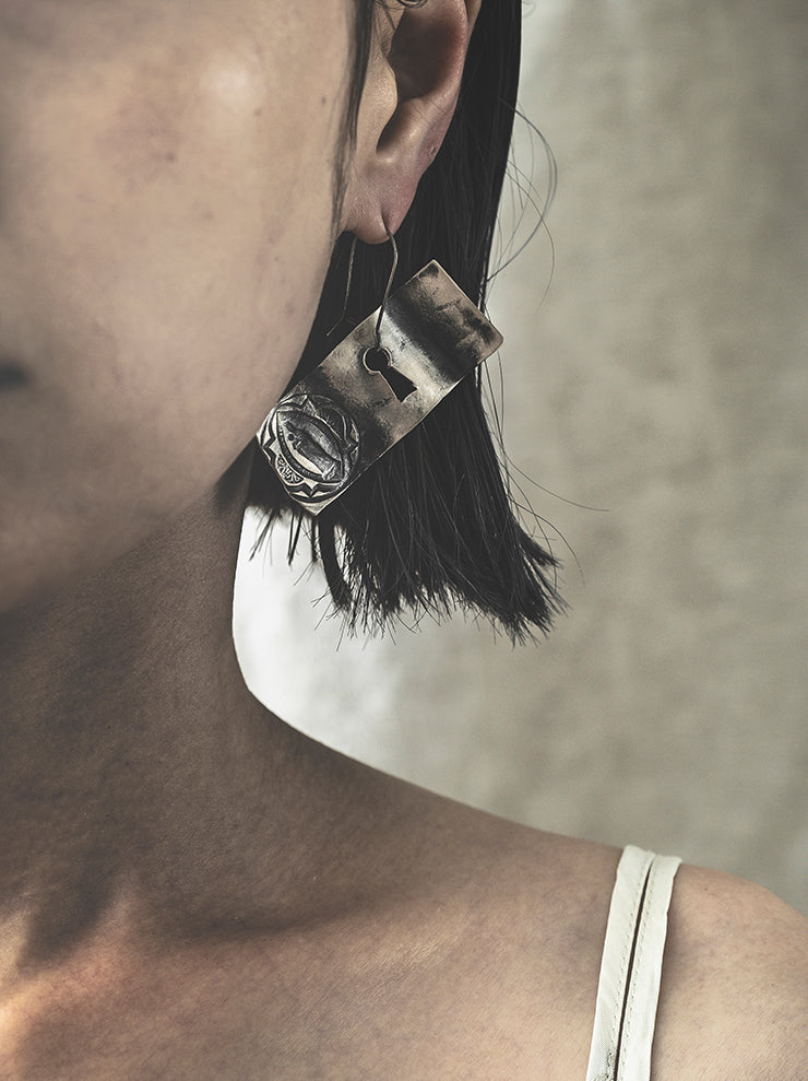 UMA WANG × DETAJ<br>KEYHOLE PINK SILVER EARRING / OXY-DYE PINK SILVER