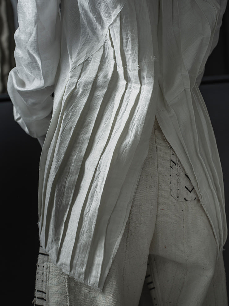 OLUBIYI THOMAS<br>UNISEX バックプリーツシャツ / WHITE