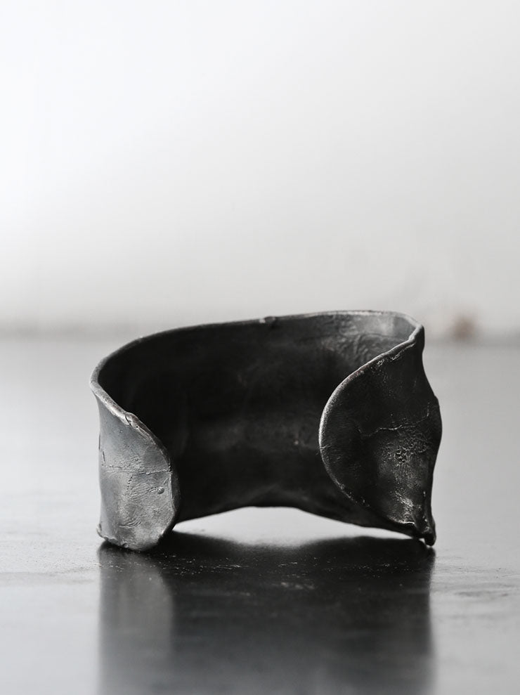 DETAJ <br> PRIMITIVE BANGLE / BLACK