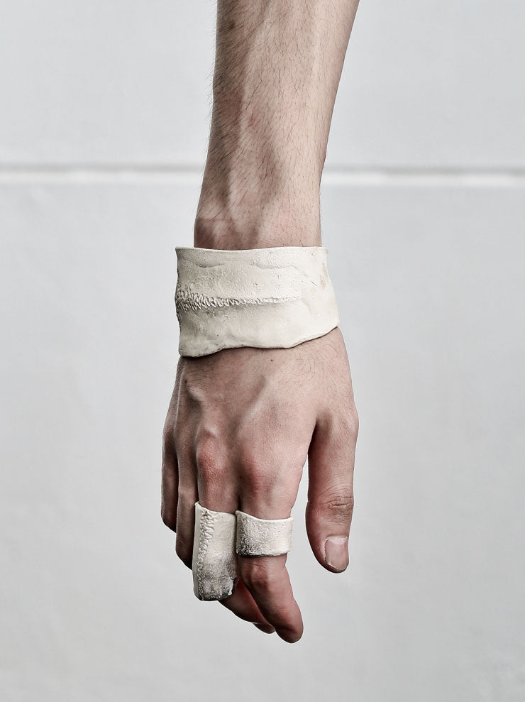 DETAJ <br> PRIMITIVE BANGLE / WHITE