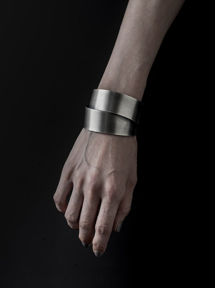 UMA WANG X DETAJ <br>COIL BANGLE / MATTE SILVER