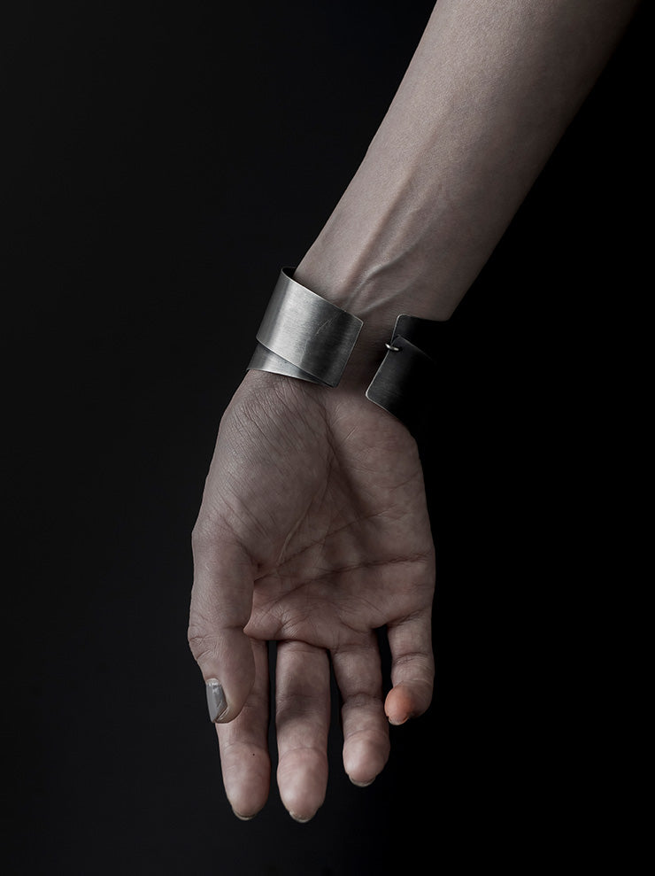 UMA WANG X DETAJ <br>COIL BANGLE / MATTE SILVER