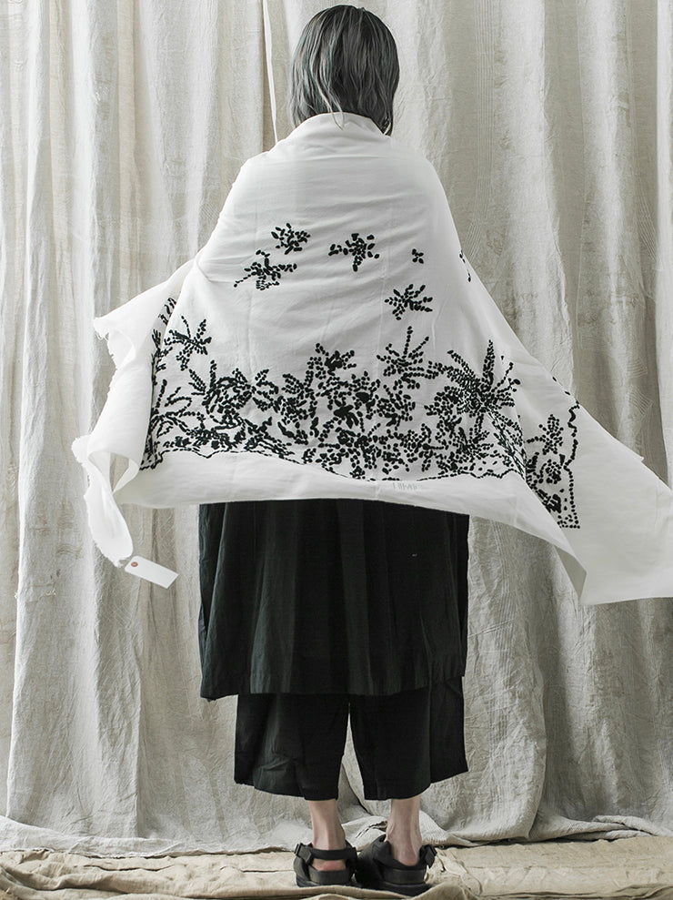 KHADI AND CO<br>エンブロイダリーコットンストール WHITE×BLACK