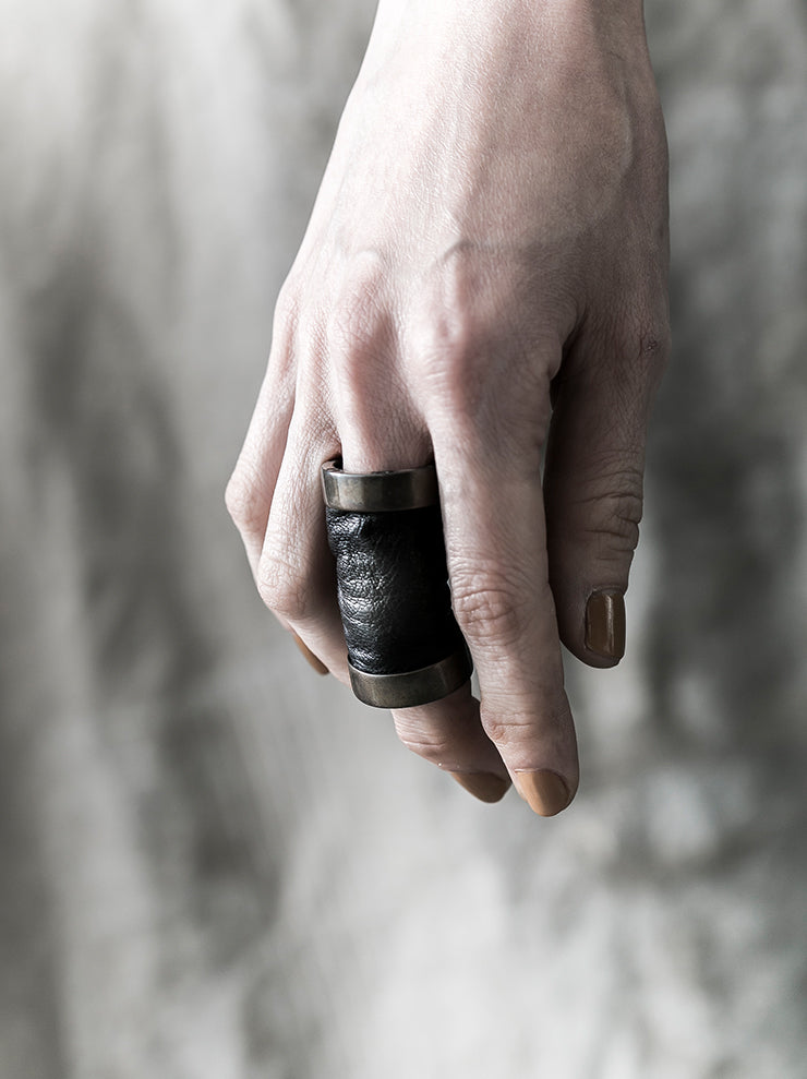 GUIDI<br> Silver x black diamond kangaroo leather detail ring G-AN01 BLKT