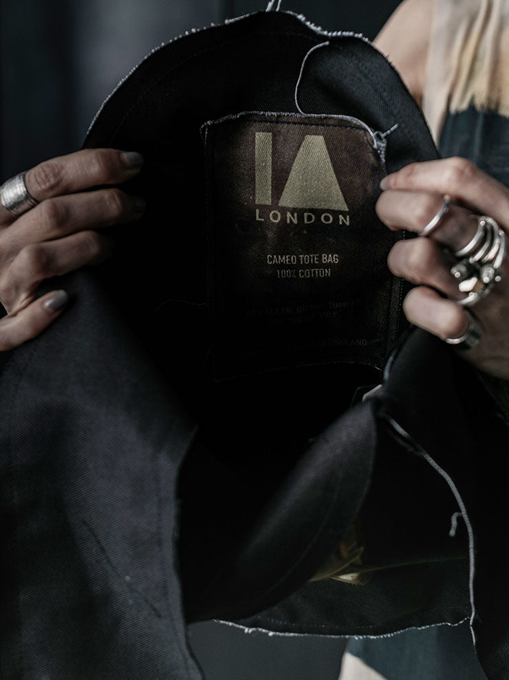 IA LONDON<br> LARGE CAMEO MESSENGER BAG / GUNS & SHOES PRINT