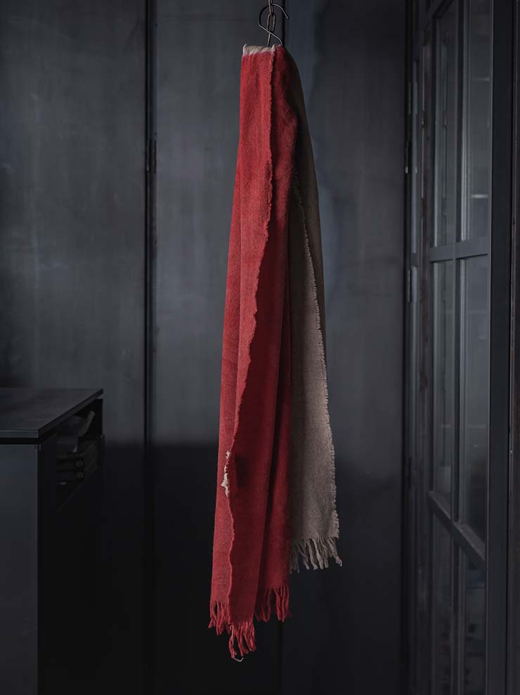 UMA WANG<br>WOOL SCARF / TAN × RED