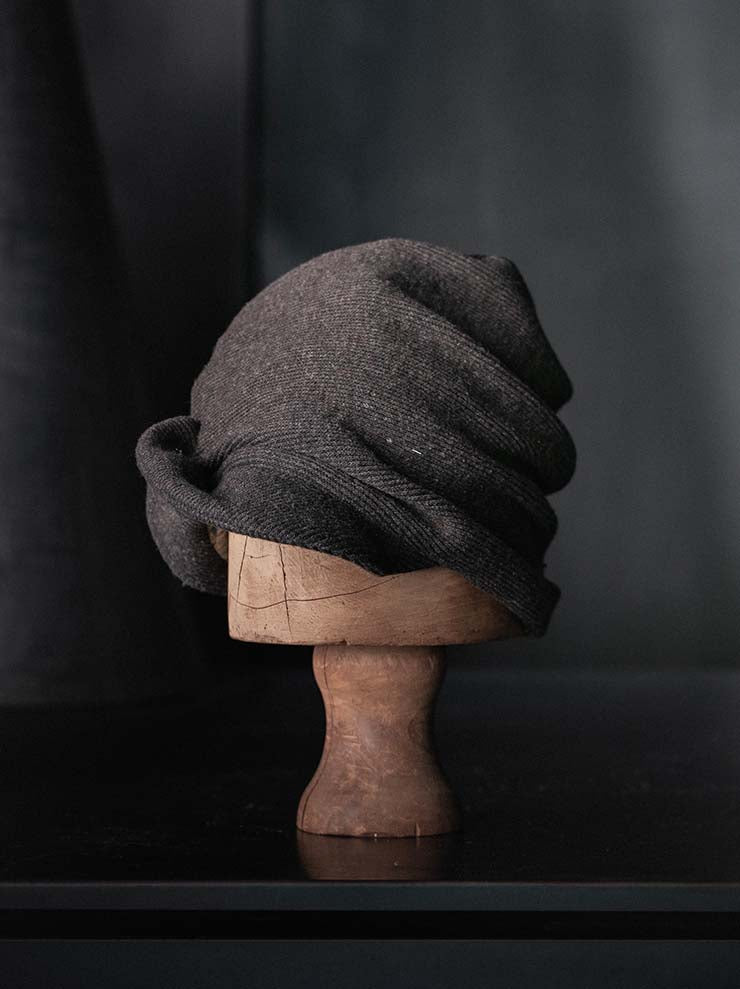 CHIAHUNG SU<br>KNITTED OVERHANG NEWSBOY HAT / DARK BROWN