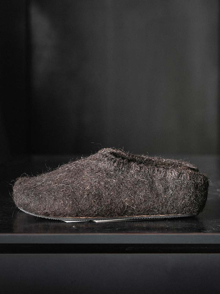 toward(s)<br>FELTED SHOES IN YAK WOOL / DARK BROWN