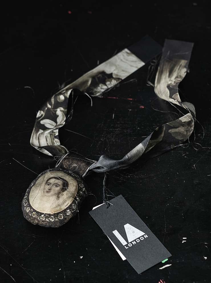 IA LONDON<br>CAMEO PENDANT / WHITE LADY PRINT