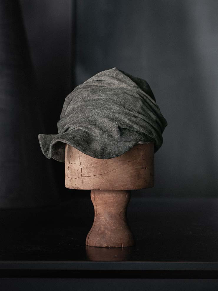 CHIAHUNG SU<br>SUEDE LEATHER OVERHANG NEWSBOY HAT / MOSS
