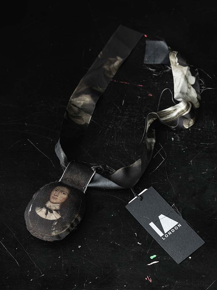 IA LONDON<br>CAMEO PENDANT / DARK KNIGHT PRINT