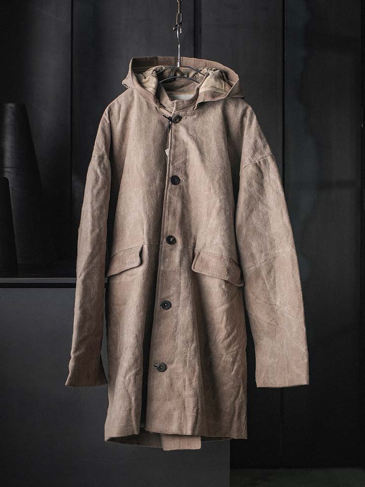 toward(s)<br />WAXED REVERSE CORDUROY PARKA / BEIGE