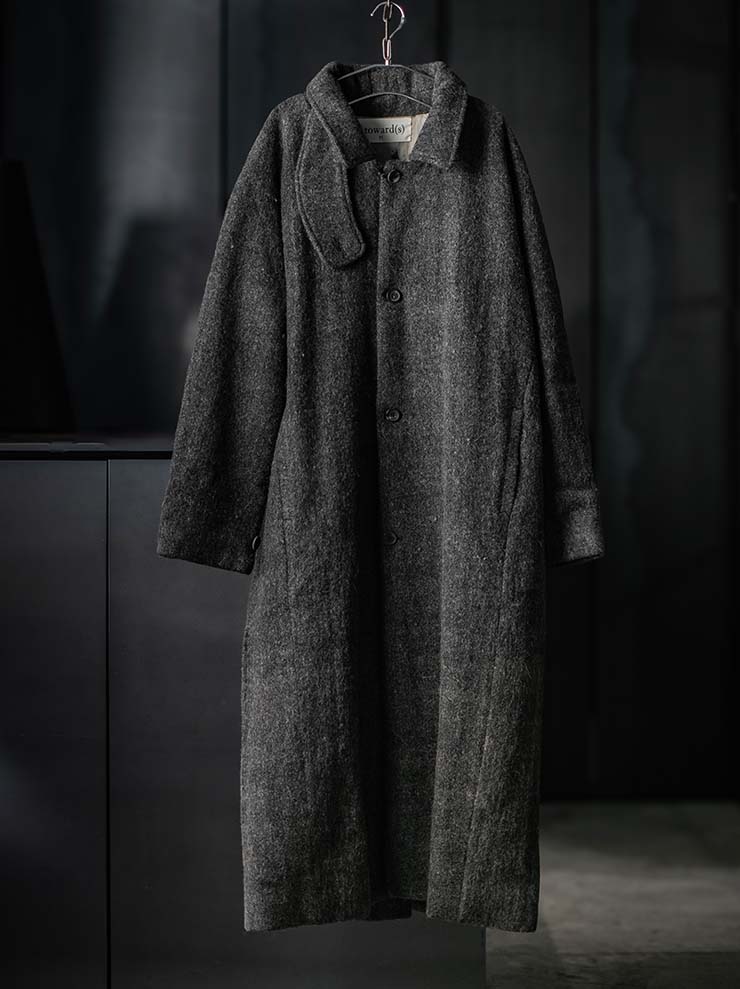 toward(s)<br />MERINO & YAK WOOL BLEND HIGH NECK OVERCOAT / DARK GREY