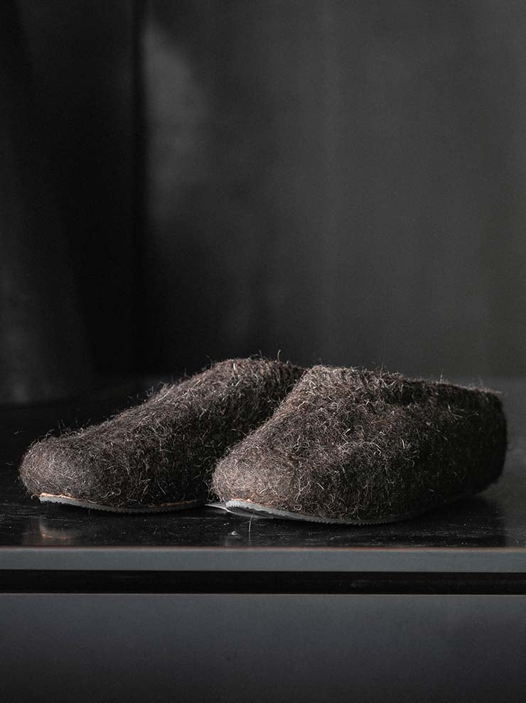 toward(s)<br>FELTED SHOES IN YAK WOOL / DARK BROWN