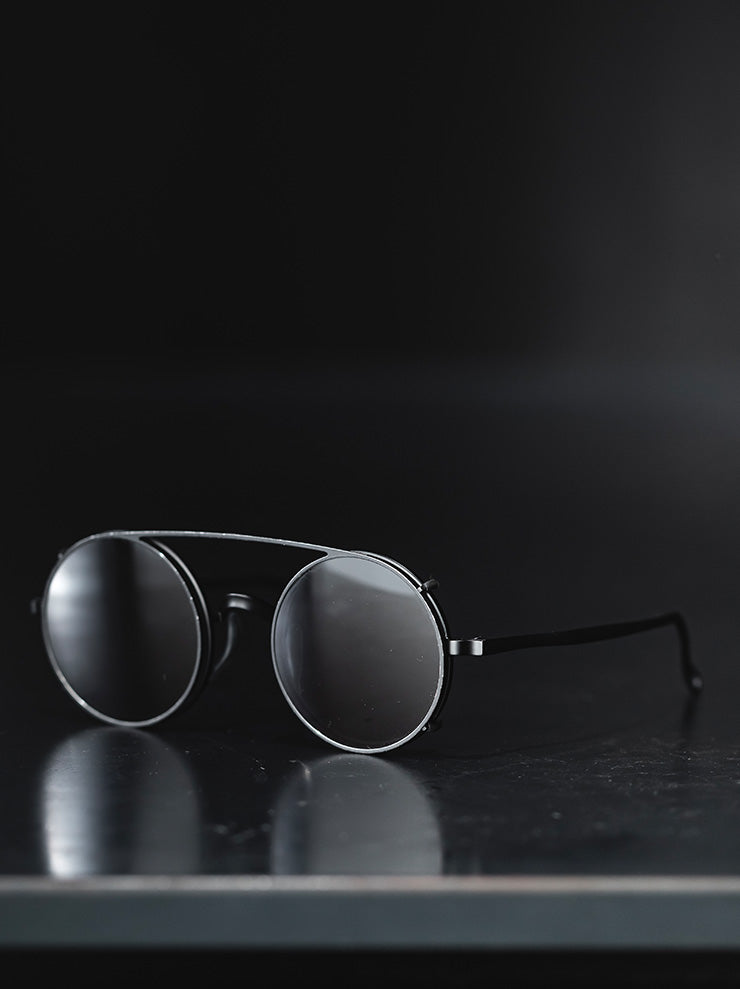 UMA WANG × RIGARDS<br> THE VICTORIAN CLIP SUNGLASSES / BLACK × BLACK ANTIQUE
