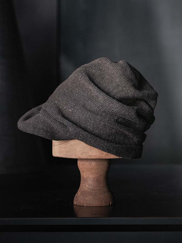 CHIAHUNG SU<br>KNITTED OVERHANG NEWSBOY HAT / DARK BROWN