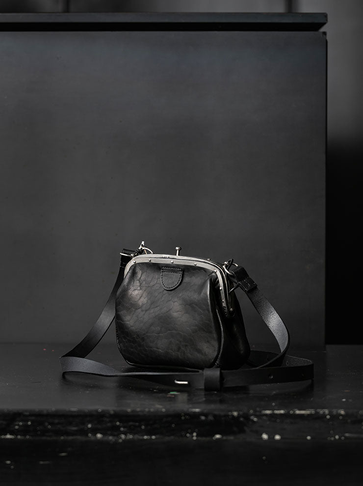 MDK – MIRANDA KALOUDIS<br>FRENCH LOCK BAG M / HORSE LEATHER / BLACK