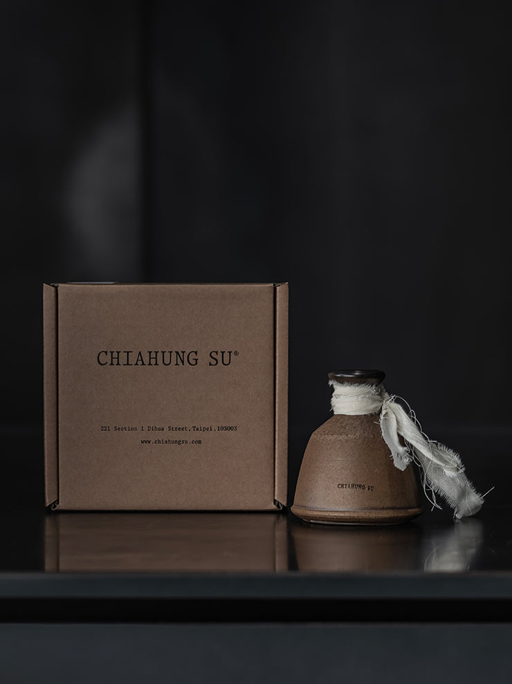 CHIAHUNG SU<br>Perfume / AMBERGRIS, VETIVER, OUD & BERGAMOT /  MATTE BROWN