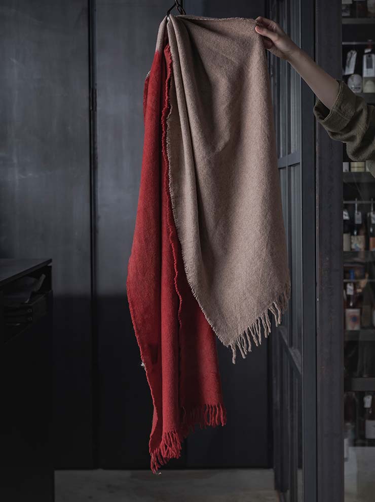 UMA WANG<br>WOOL SCARF / TAN × RED