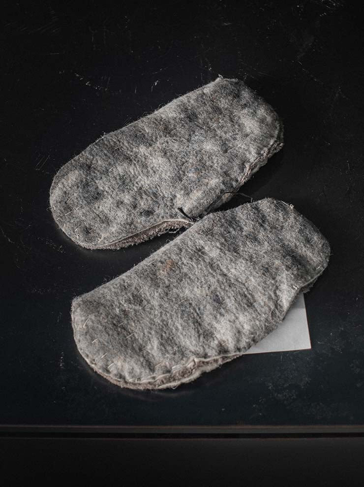toward(s)<br>HOME SLIPS IN HAND QUILTED AND FELTED MERINO WOOL / DARK GREY