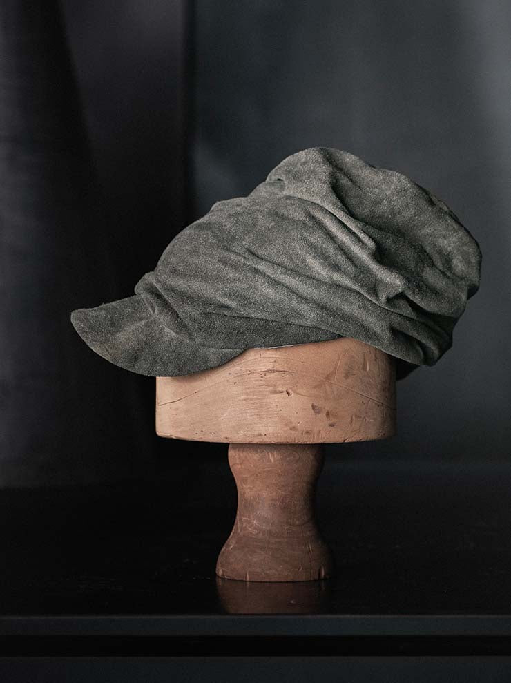 CHIAHUNG SU<br>SUEDE LEATHER OVERHANG NEWSBOY HAT / MOSS