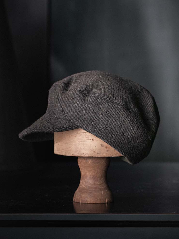CHIAHUNG SU<br>SOFT STRUCTURE PANELED BRIM HAT / DARK BROWN