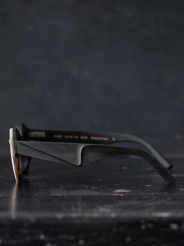 RIGARDS<br/>GENUINE HORN & TITANIUM フレームサングラス / BLACK & WHITE / RG1063