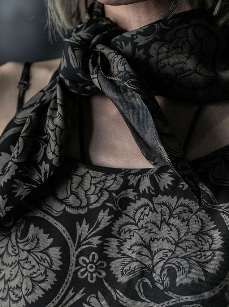 UMA WANG<br>SQUARE SCARF / BLACK×TAN