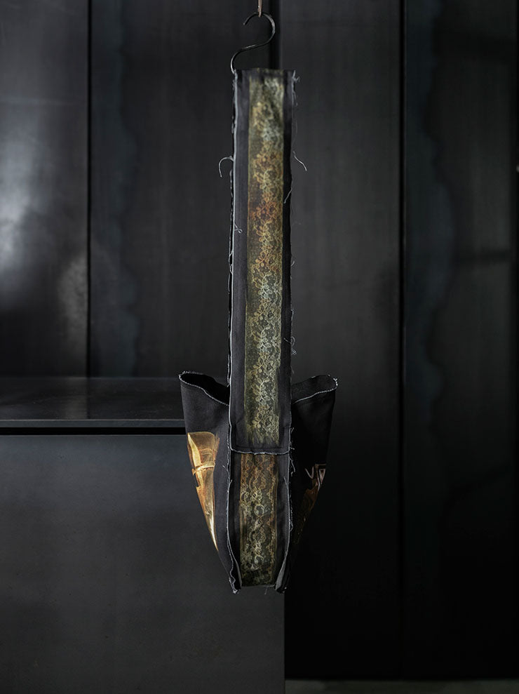 IA LONDON<br> LARGE CAMEO MESSENGER BAG / GUNS & SHOES PRINT