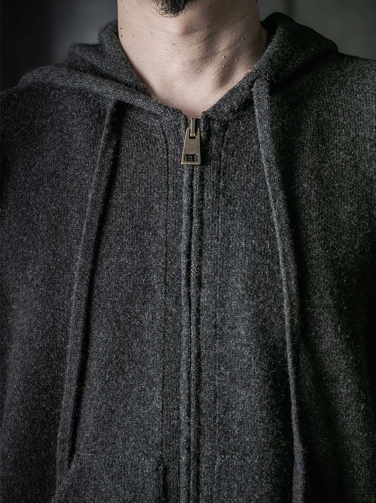 UMA WANG<br>MENS HOODED TOP / DARK GREY