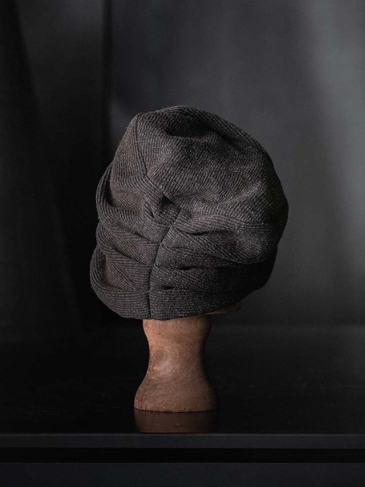 CHIAHUNG SU<br>KNITTED OVERHANG NEWSBOY HAT / DARK BROWN