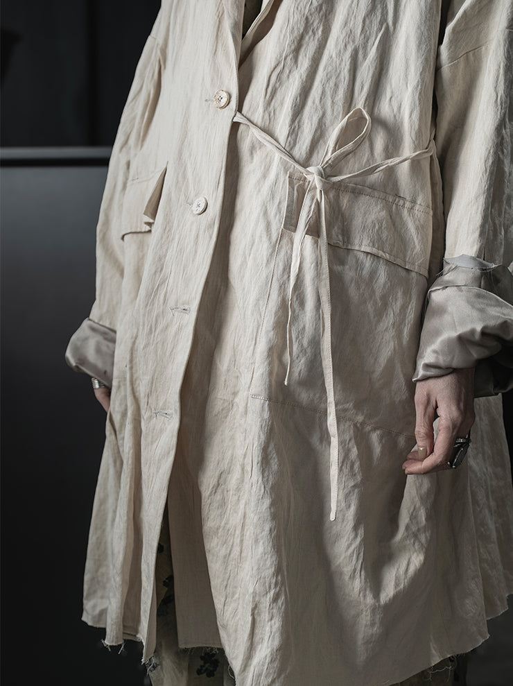CHIAHUNG SU<br>STRAPPING DAMAGE WASHED & HAND WOVEN COAT / ECRU