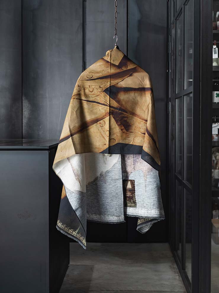 IA LONDON<br>LINEN & COTTON SCARF / GROOM PRINT