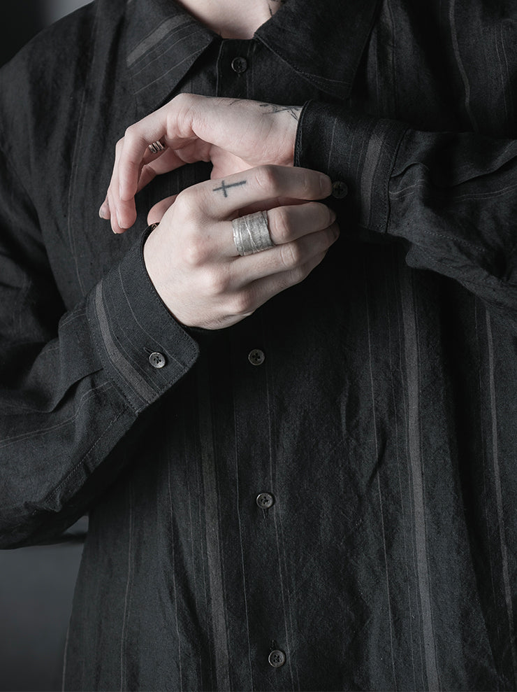 CHIAHUNG SU<br>RELAXED-FIT HAND WOVEN ELONGATE SHIRT / BLACK STRIPE