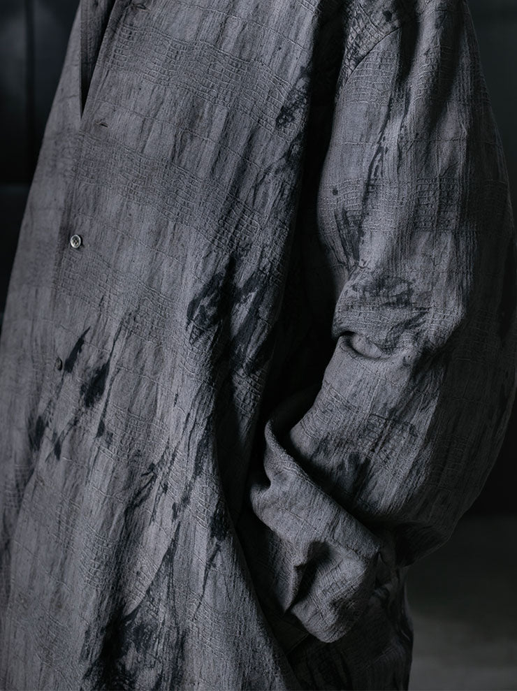 CHIAHUNG SU<br>MENS HAND WOVEN & DYED ELONGATED SHIRT / UNEVEN GREY