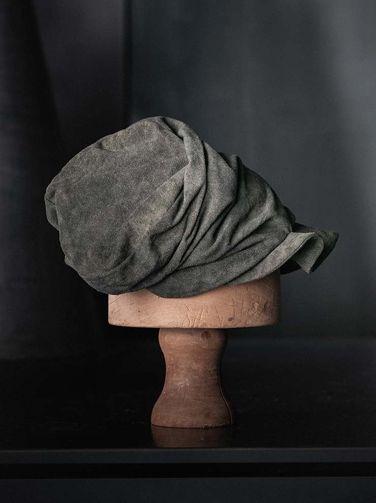 CHIAHUNG SU<br>SUEDE LEATHER OVERHANG NEWSBOY HAT / MOSS