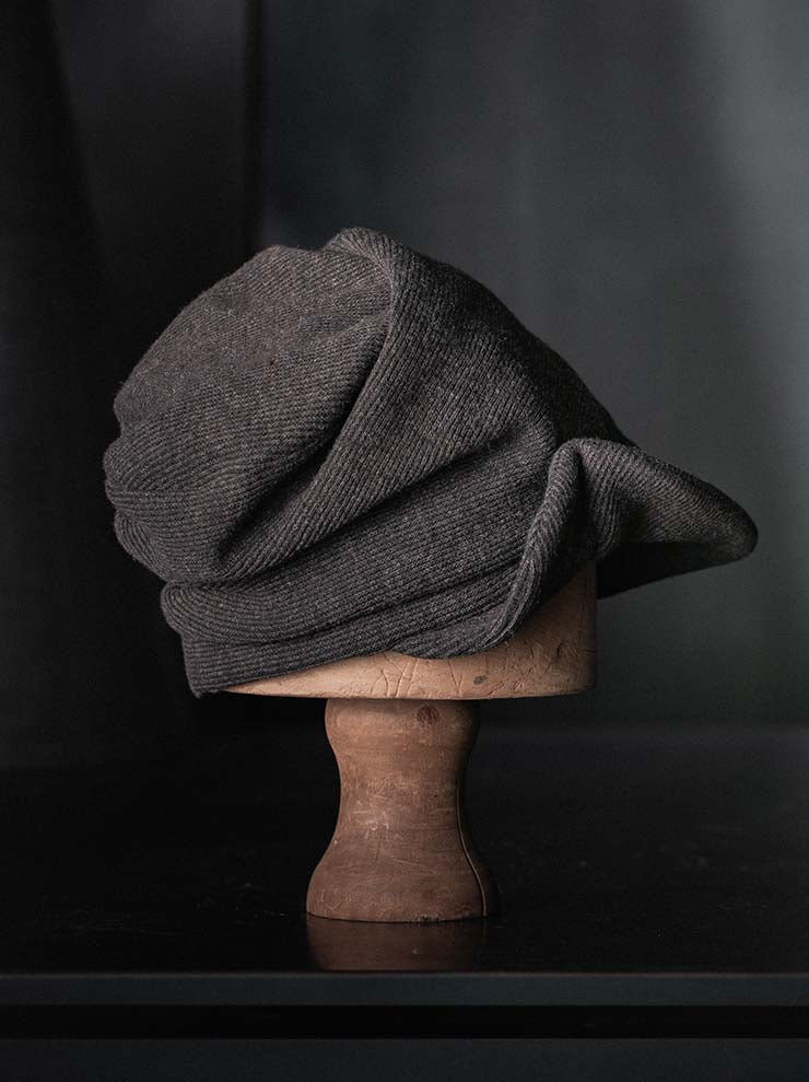CHIAHUNG SU<br>KNITTED OVERHANG NEWSBOY HAT / DARK BROWN