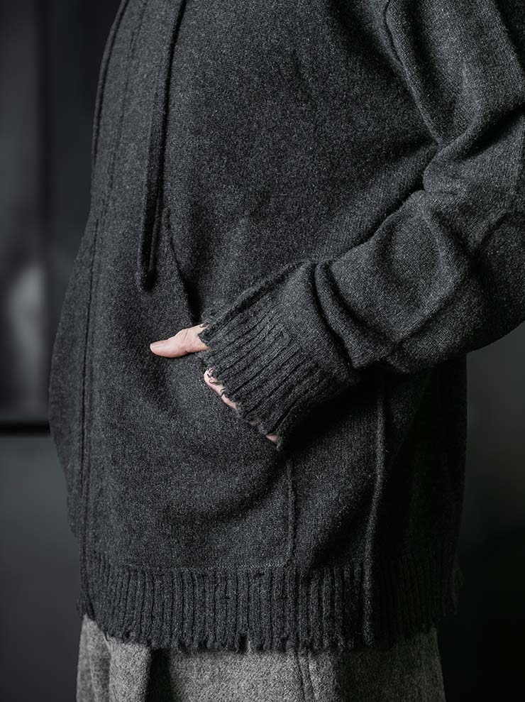UMA WANG<br>MENS HOODED TOP / DARK GREY