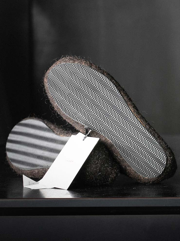 toward(s)<br>FELTED SHOES IN YAK WOOL / DARK BROWN