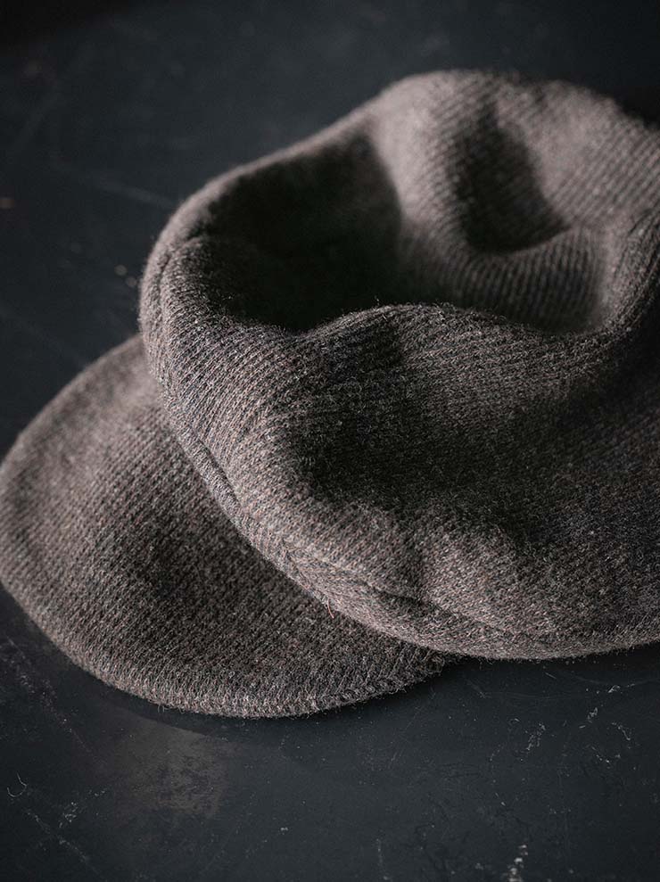 CHIAHUNG SU<br>SOFT STRUCTURE PANELED BRIM HAT / DARK BROWN